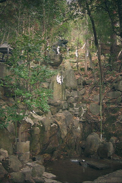 呪術や祈願を行う滝場の写真