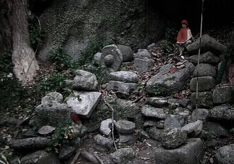 危険性を伴う参拝場所のイメージ